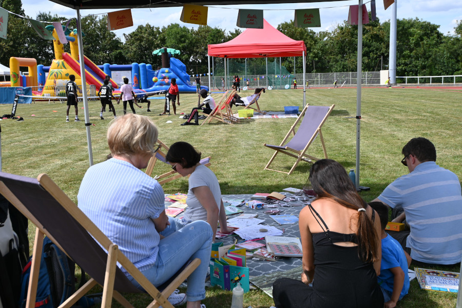 Personnes en détente au stade du Frémoy 