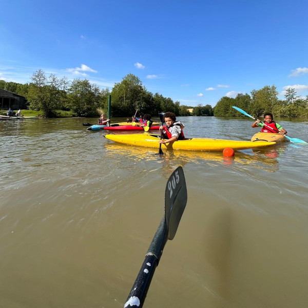 Enfants faisant du canoë-kayak au Torcy Canoë-Kayak