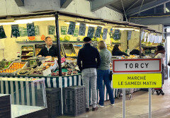 Marche Personnes de dos au marché de Torcy