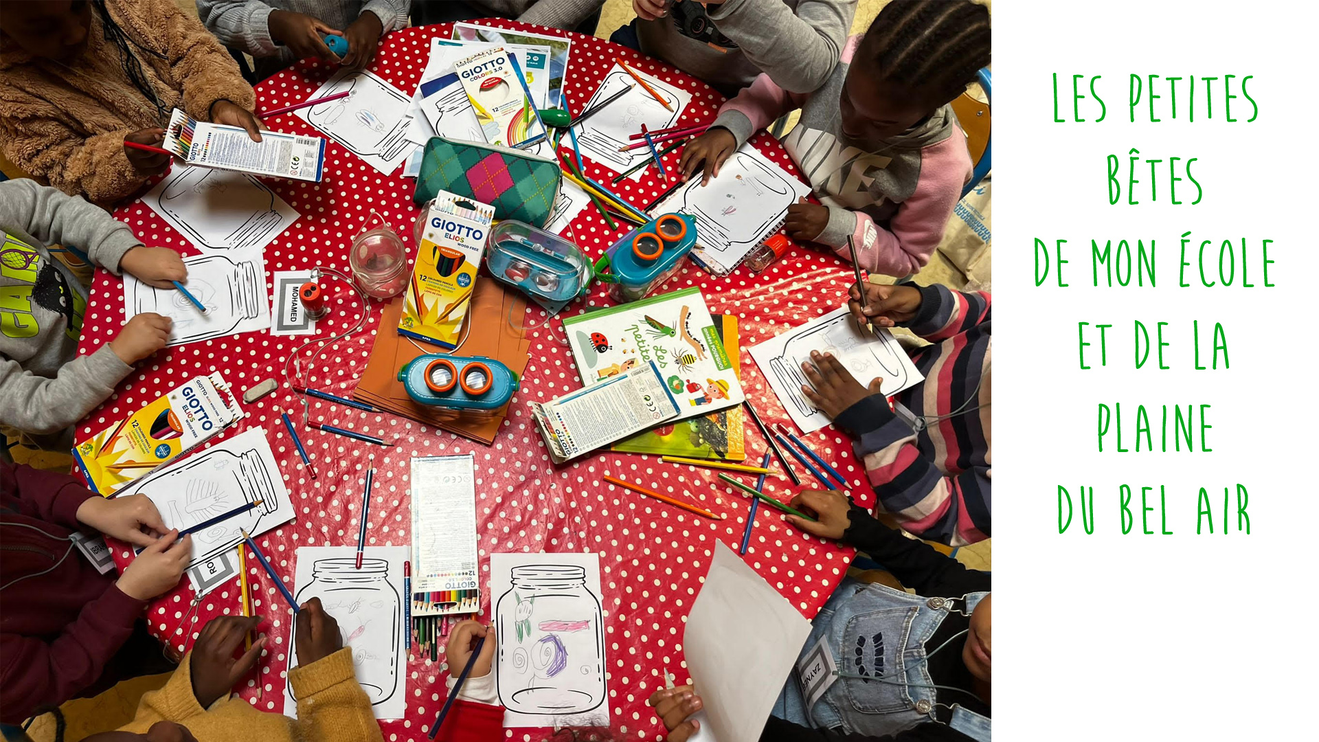 Enfants du Bel Air dessinant autour d'une table
