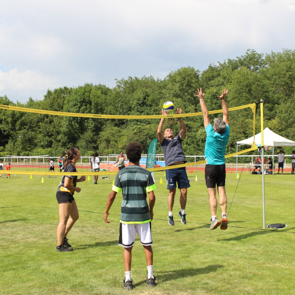 Quartiers d'été, personnes faisant du volley